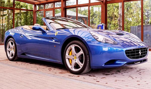 Ferrari California 2012 год аренда спорткар на прокат с водителем на свадьбу съемки