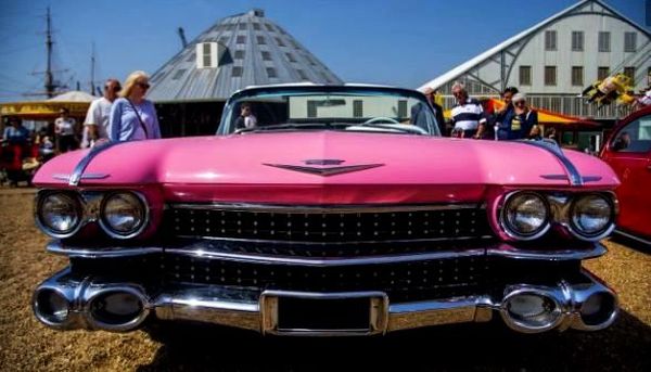 Розовый Cadillac Coupe Deville ретро авто прокат аренда