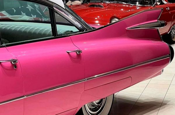 Розовый Cadillac Coupe Deville ретро авто прокат аренда