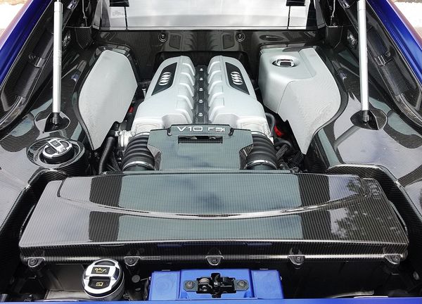  Audi R8 заказать на прокат спорткар ауди с водителем тест драйв для фото