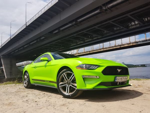 Ford Mustang GT салатовый 2018 арендовать на прокат с водителем без водителя