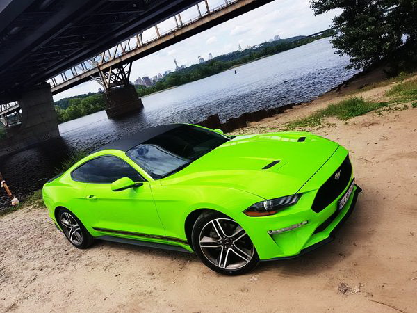Ford Mustang GT салатовый 2018 арендовать на прокат с водителем без водителя