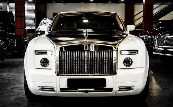Rolls Royce Phantom Coupe белый в аренду на прокат