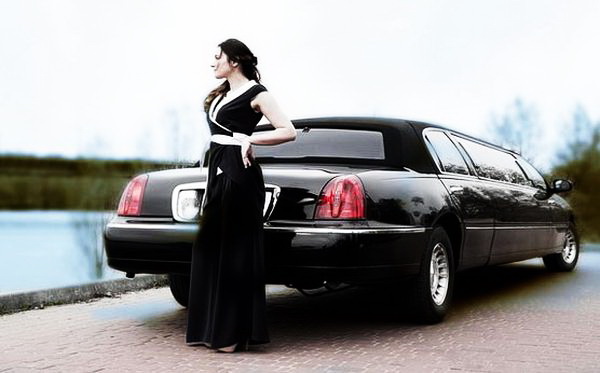 Limuzin-Lincoln-Town-Car черный линкольн на свадьбу