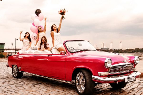 прокат розовый лимузин кабриолет на свадьбу девичник