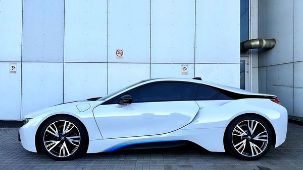 Прокат BMW I8 спорткара без водителя с водителем на фото съемки свадьбу код 194