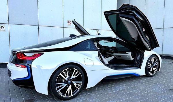 Прокат BMW I8 спорткара без водителя с водителем на фото съемки свадьбу код 194