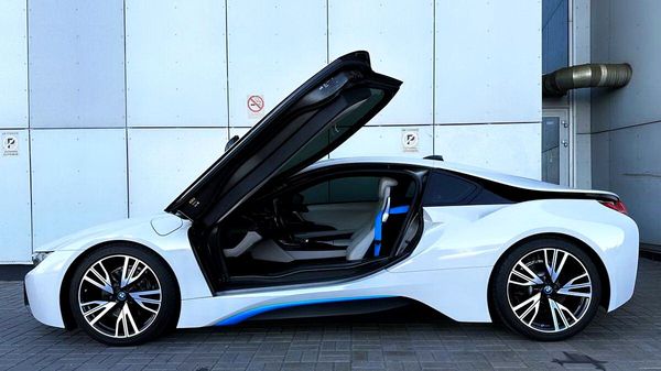 Прокат BMW I8 спорткара без водителя с водителем на фото съемки свадьбу код 194