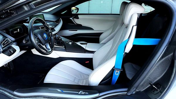 Прокат BMW I8 спорткара без водителя с водителем на фото съемки свадьбу код 194