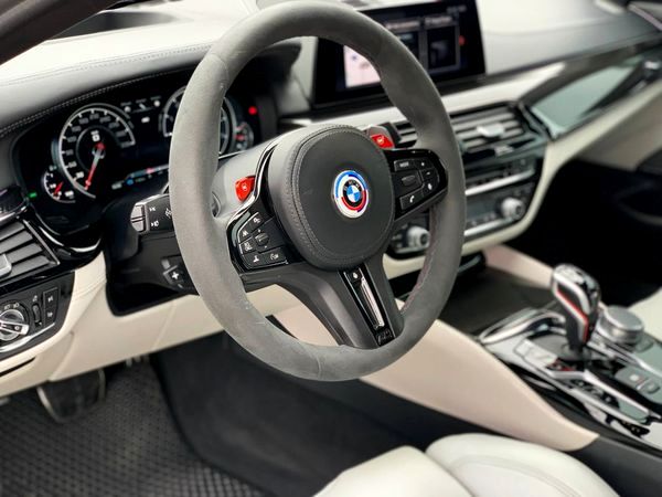 BMW M5 аренда прокат авто на свадьбу съемки с водителем без водителя