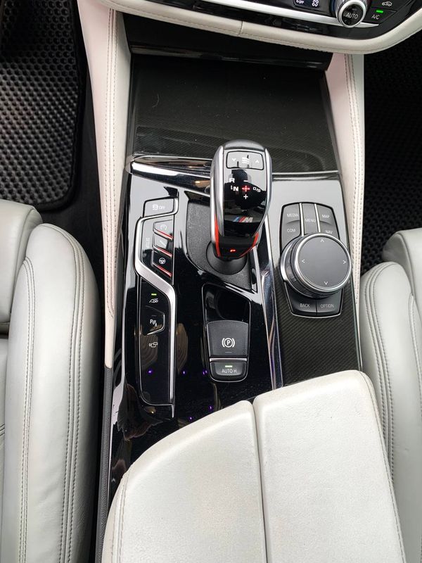BMW M5 аренда прокат авто на свадьбу съемки с водителем без водителя