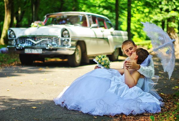 Chayka GAZ-13 белая ретро автомобиль