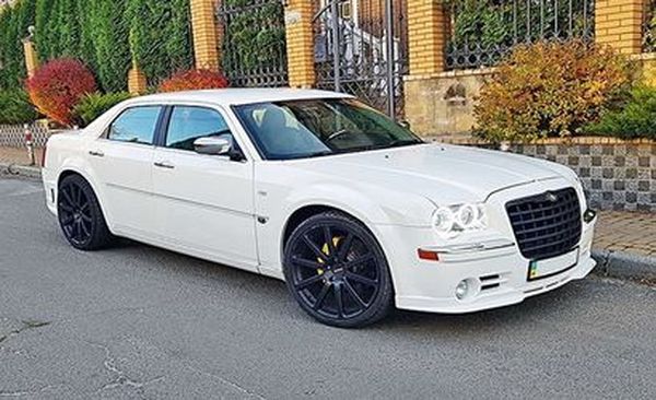 Аренда авто бизнес класса белый Chrysler 300C белый на свадьбу
