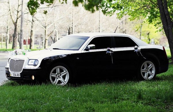 Chrysler 300C черно-белый на свадьбу