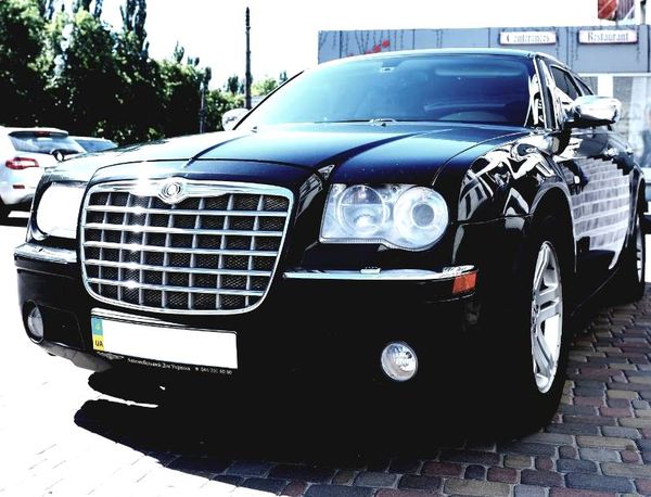  Chrysler 300C черный аренда на свадьбу