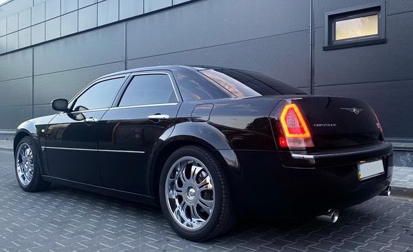Chrysler 300C black прокат аренда с водителем для свадьбы заказать на прокат