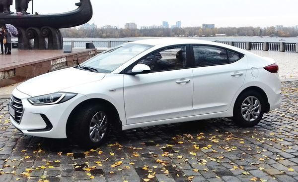 Hyundai Elantra белая 2018 на прокат в киеве
