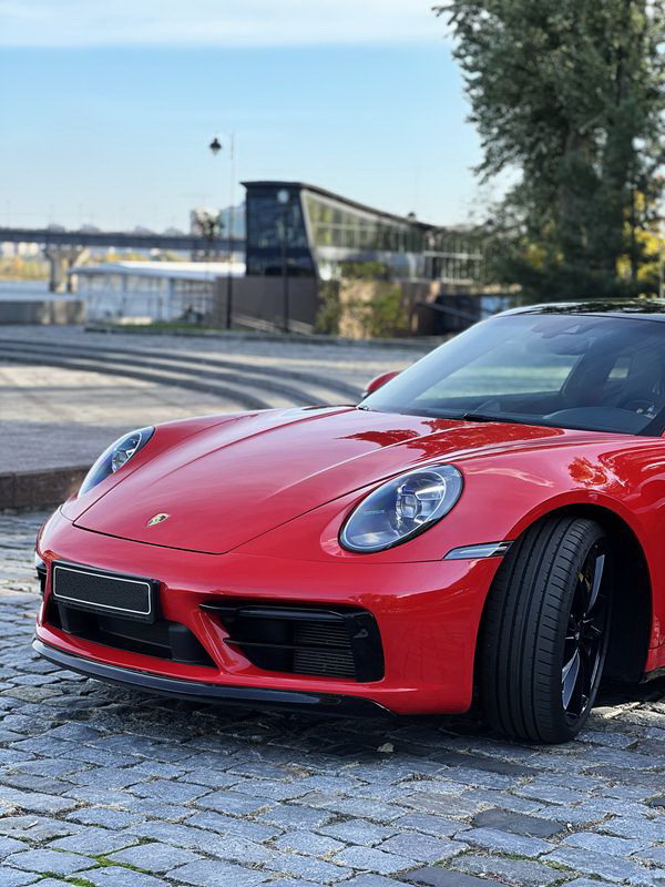 Орендувати Porsche 911 Carrera червоний з водієм без водія на весілля зйомки