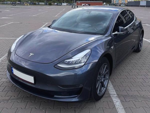 Прокат электрокара Tesla Model 3 серая прокат без водителя аренда с водителем на свадьбу 