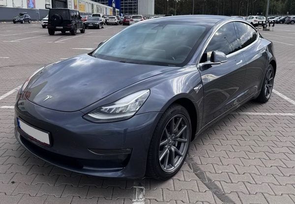 Прокат электрокара Tesla Model 3 серая прокат без водителя аренда с водителем на свадьбу 