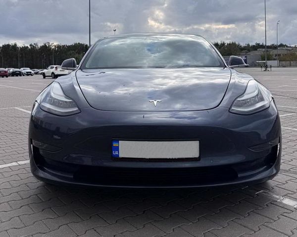 Прокат электрокара Tesla Model 3 серая прокат без водителя аренда с водителем на свадьбу 