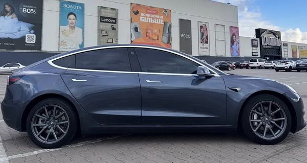 Прокат электрокара Tesla Model 3 серая прокат без водителя аренда с водителем на свадьбу 