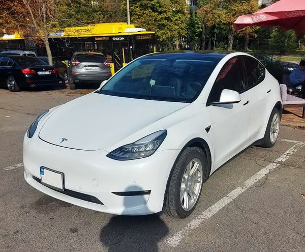 Tesla Model Y белый 2021 заказать на прокат авто на свадьбу с водителем электро