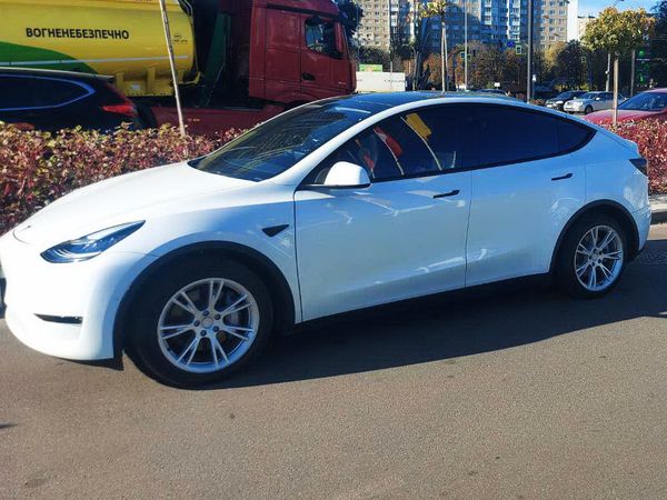 Tesla Model Y белый 2021 заказать на прокат авто на свадьбу с водителем электро