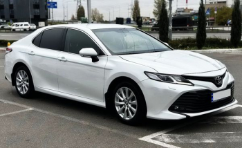 Toyota Camry V70 белая на свадьбу