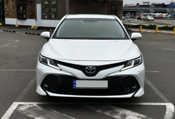 Toyota Camry V70 белая на свадьбу