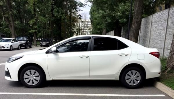 Toyota Corolla белая заказать на прокат киев
