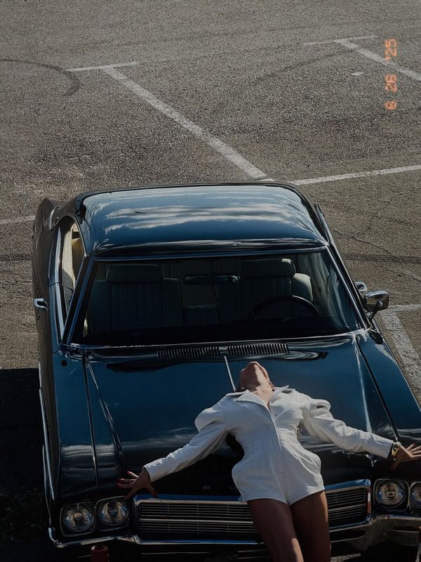 Buick Skylark Custom напрокат в Києві Катерина Усік на фото зйомку