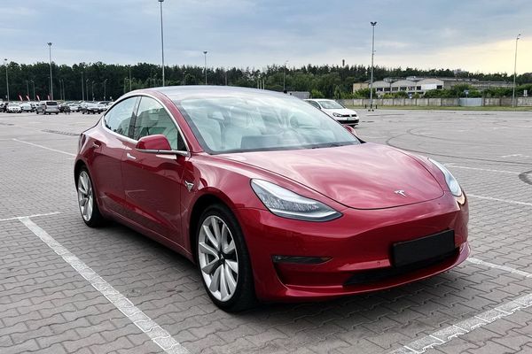 Tesla Model 3 75D єлектрокар прокат аренда с водителем без водителя