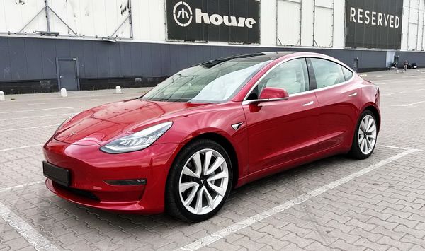 Tesla Model 3 75D єлектрокар прокат аренда с водителем без водителя