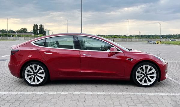 Tesla Model 3 75D єлектрокар прокат аренда с водителем без водителя