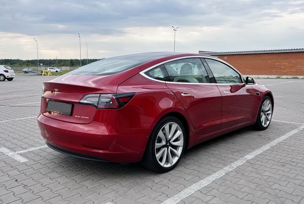 Tesla Model 3 75D єлектрокар прокат аренда с водителем без водителя