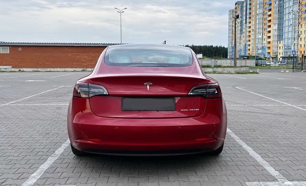 Tesla Model 3 75D єлектрокар прокат аренда с водителем без водителя