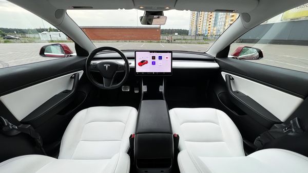 Tesla Model 3 75D єлектрокар прокат аренда с водителем без водителя