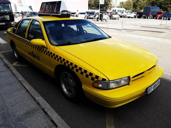 Chevrolet Caprice автомобиль желтое такси прокат аренда на съемки