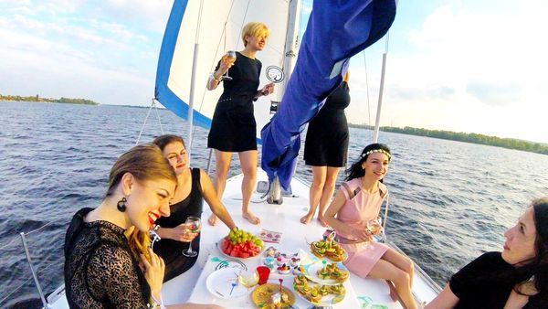 Аренда парусной яхты Лана прокат яхты в Киеве на Днепре на день рождения