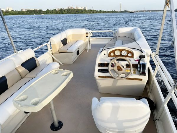 Bentley-240 аренда прокат аренда катера на прокат в Киеве