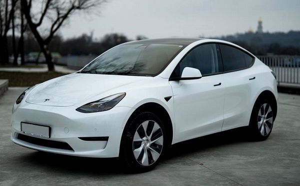 Электромобиль Tesla Model Y белая прокат тесла без водителя в Киеве
