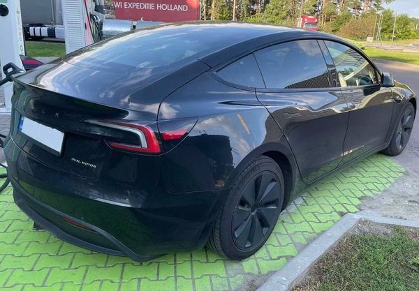 Авто на весілля Tesla Model 3 чорна з водієм