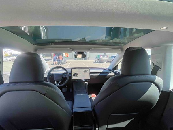 Авто на весілля Tesla Model 3 чорна з водієм