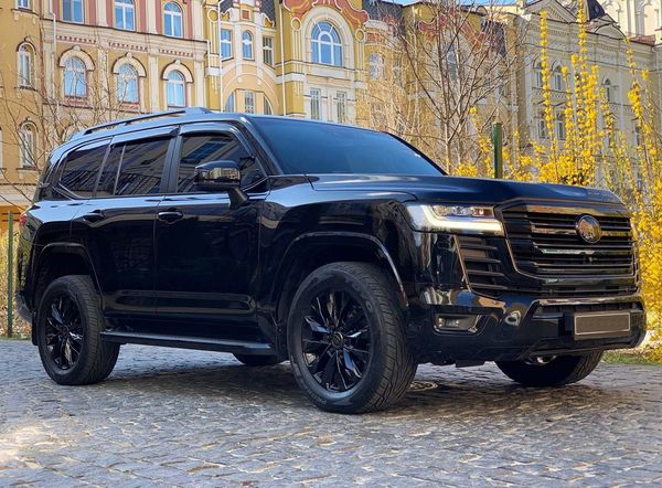  Toyota Land Cruiser 300 прокат позашляховик на весілля з водієм без водія