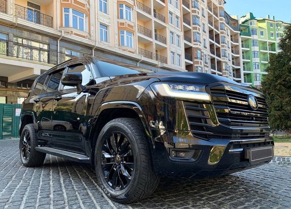  Toyota Land Cruiser 300 прокат позашляховик на весілля з водієм без водія
