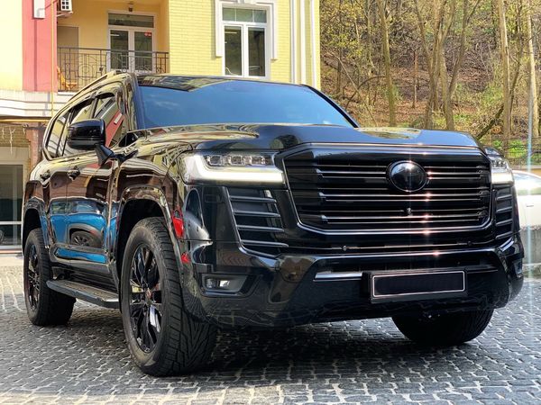  Toyota Land Cruiser 300 прокат позашляховик на весілля з водієм без водія