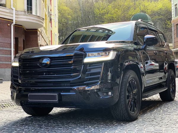 Toyota Land Cruiser 300 прокат позашляховик на весілля з водієм без водія