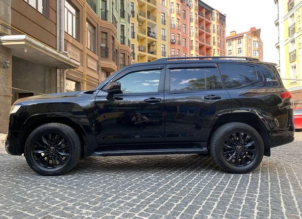  Toyota Land Cruiser 300 прокат позашляховик на весілля з водієм без водія