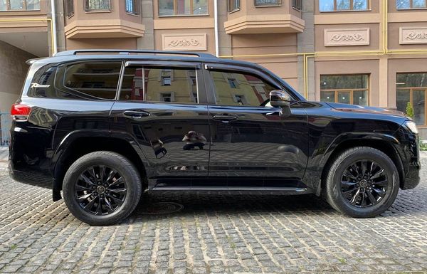  Toyota Land Cruiser 300 прокат позашляховик на весілля з водієм без водія
